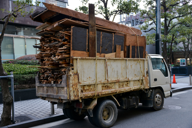 産業廃棄物を運ぶトラック